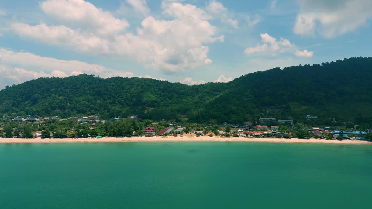 fotografía de drone de naturaleza cinematográfica en 4k de una vista aérea panorámica de las hermosas playas y montañas de la isla de koh lanta en krabi, sur de tailandia, en un día soleado.