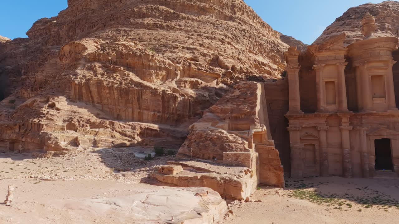 fotografía panorámica del monasterio en el sitio arqueológico de petra jordan