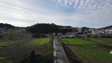 Aljezur,-Portugal-Straße,-Die-Zum-Dorf-Führt.-Überflug-Aus-Der-Luft