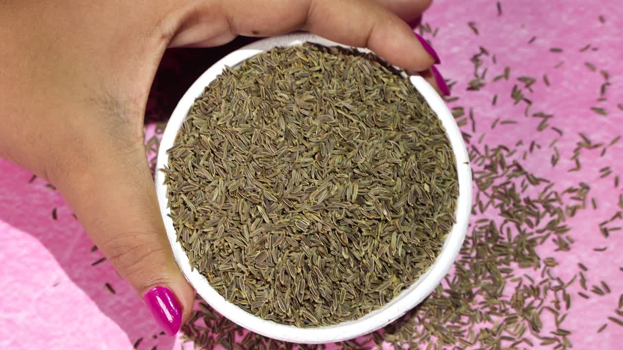 Cumin seeds are kept on a tray