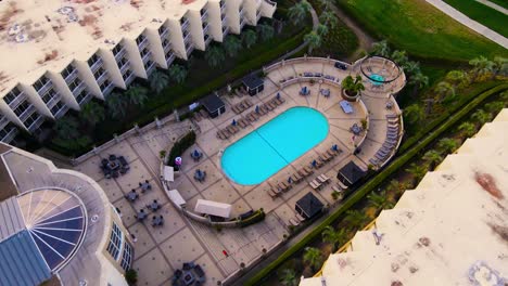 vista aérea 4k de las piscinas de hilton hotels, torrey pines