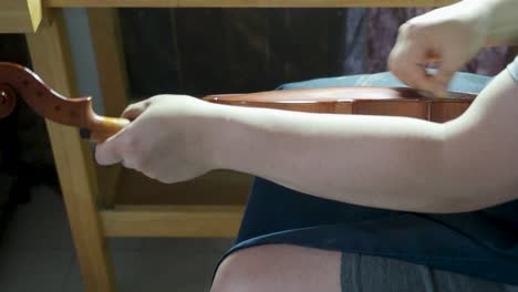 maestro de instrumentos de cuerda artesano luthier fabricante de violín violín antiguo placa trasera con tela y aceite cáustico ácido en nuevo instrumento de cuerda para reproducir modelos originales obra maestra de angustia