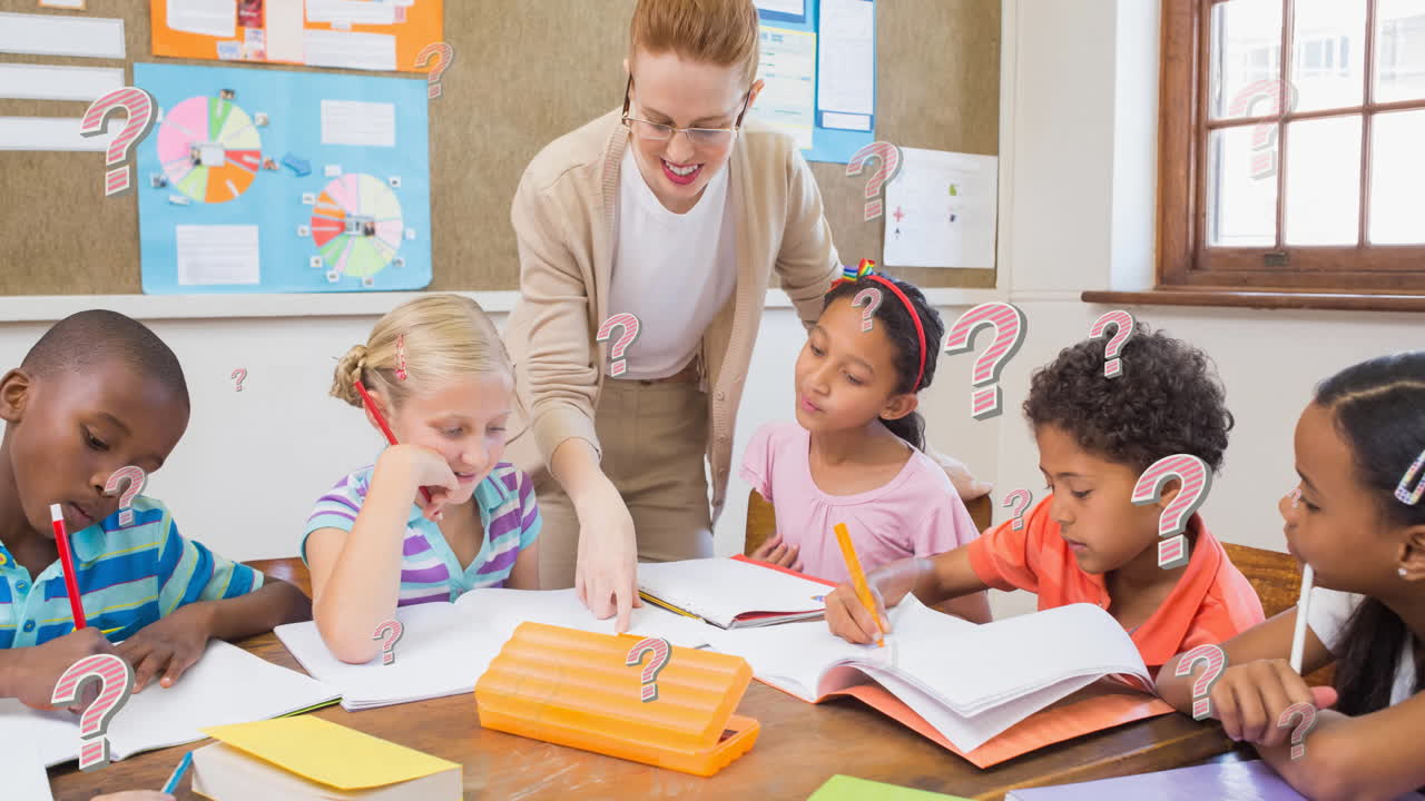 animación de signos de interrogación sobre la maestra de escuela primaria y los alumnos diversos en la clase