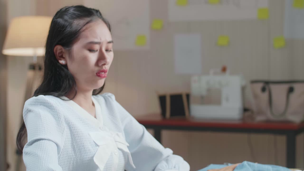 아시아 여성 디자이너는 레이아웃을 그리는 데 실패하여 화가 나고 그것을 버립니다.