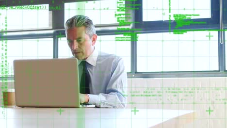 animación del procesamiento de datos sobre un hombre de negocios caucásico que usa una computadora portátil