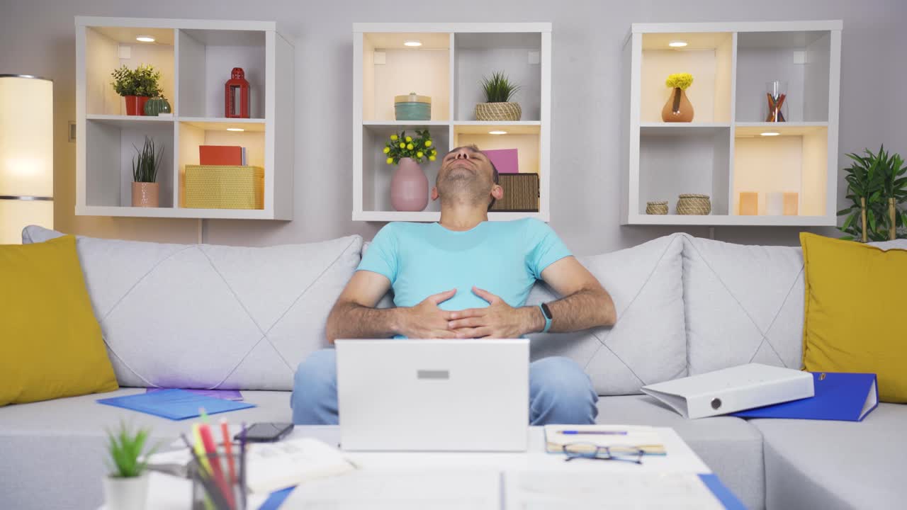 el trabajador de oficina en casa tiene dolor de estómago.