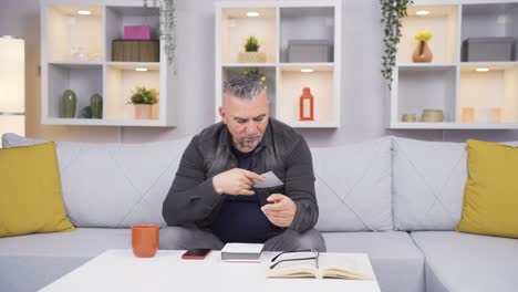 el anciano afligido está mirando la foto y besándola.