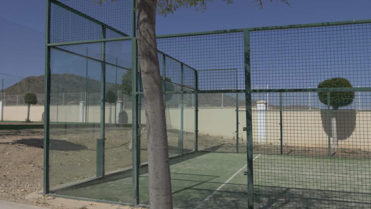 cancha de tenis en españa en un campo de golf