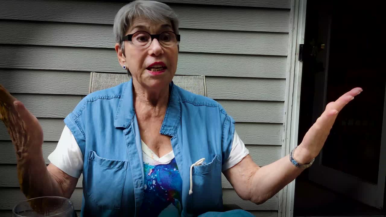 mujeres mayores hablando con una amiga mostrando muchas emociones de feliz a triste con sus manos