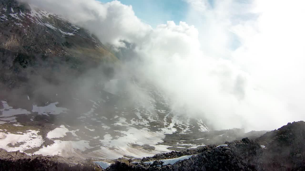 drone aéreo fpv volando sobre la cima de la montaña y a través de la nube para ver el glaciar aletsch en los alpes suizos