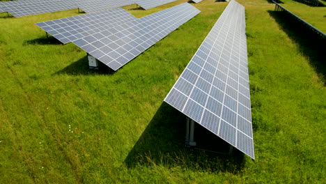 Cerrar-Paneles-Solares-De-Granja,-Campo-Fotovoltaico-Con-Energía-Verde-Renovable,-Camión-Aéreo,-Polonia