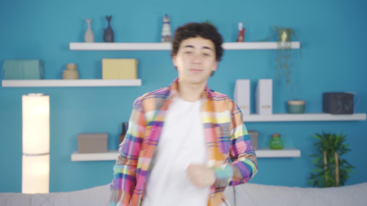 un niño feliz y alegre bailando.