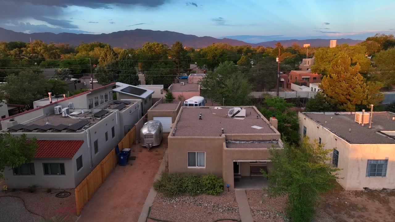 casa estilo adobe en una hermosa urbanización en el suroeste de ee. uu.