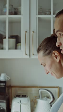 una pareja discutiendo en la cocina.