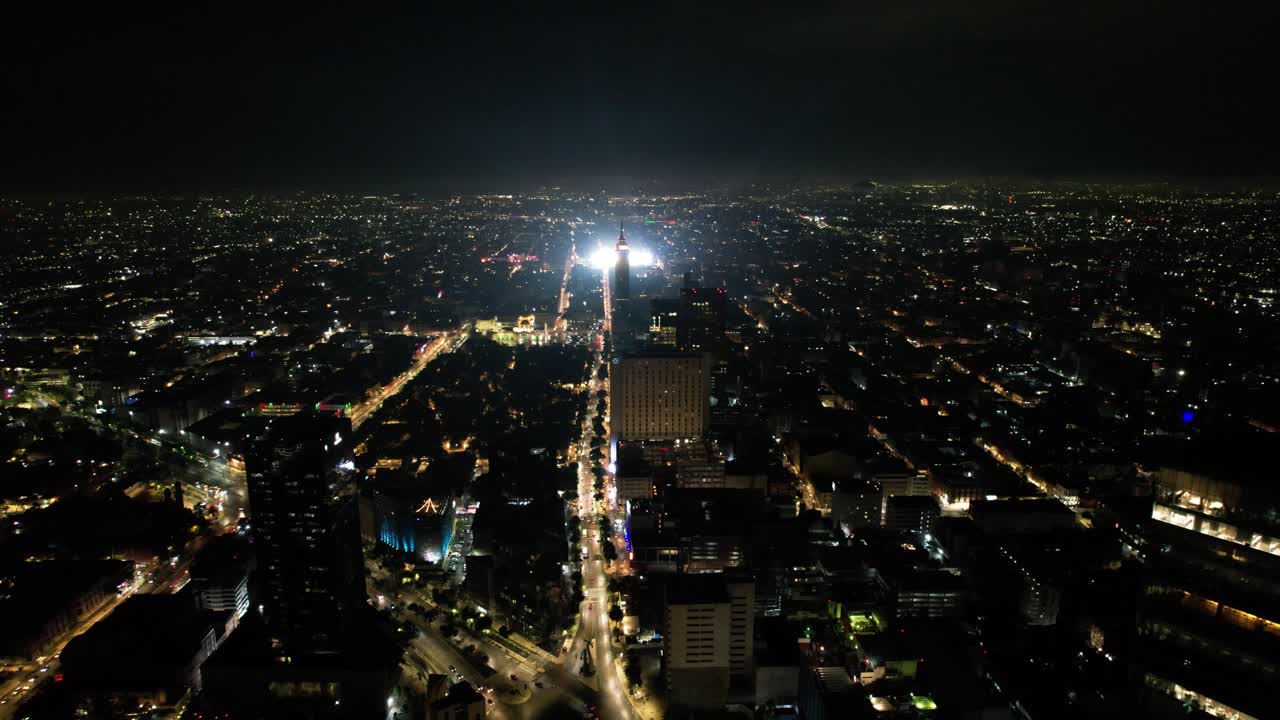 fotografía de drones de la demostración de fuegos artificiales de diversos colores en el zócalo de la ciudad de méxico y la torre latinoamericana en el día de la independencia