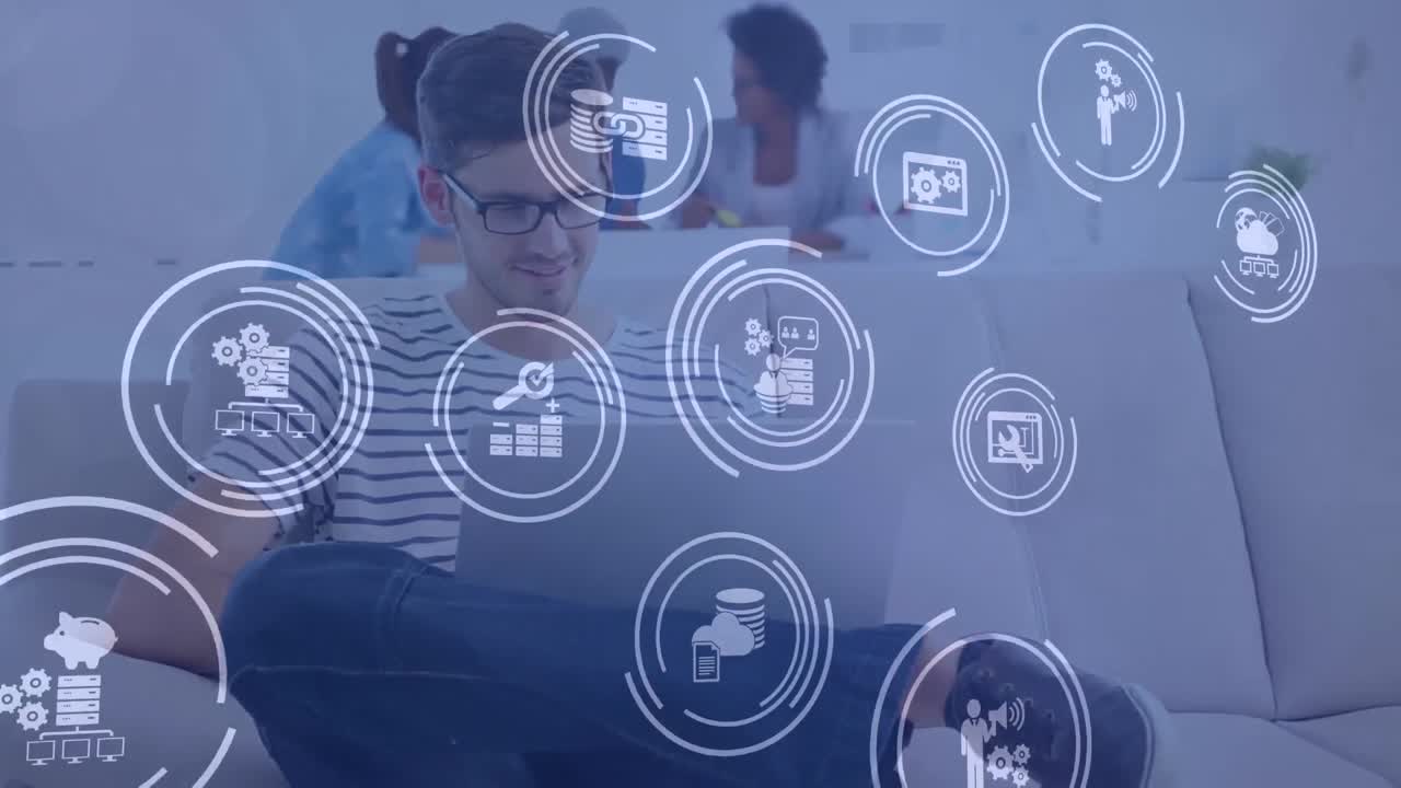 animación de una red de iconos digitales sobre un hombre de negocios que usa una computadora portátil en la oficina