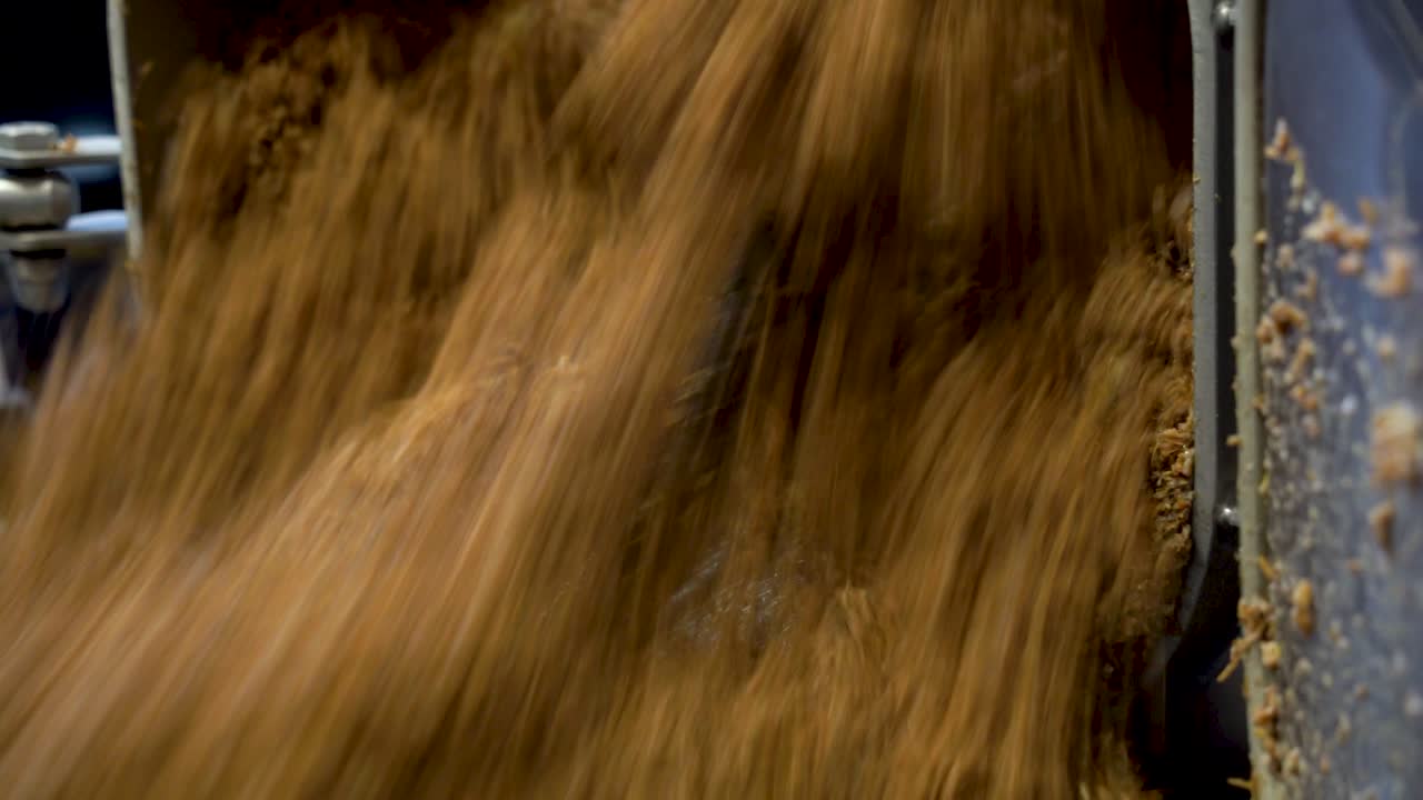 quitar el grano gastado del hervidor de elaboración.