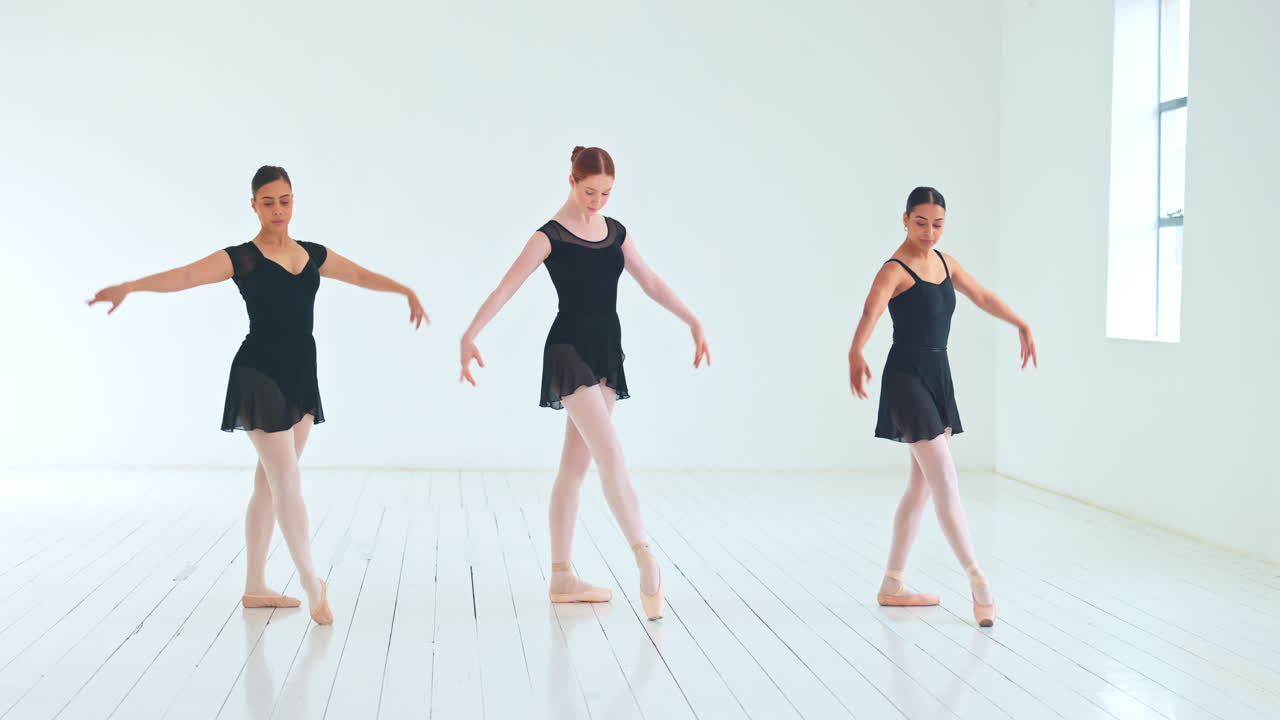 연습하는 발레 댄서