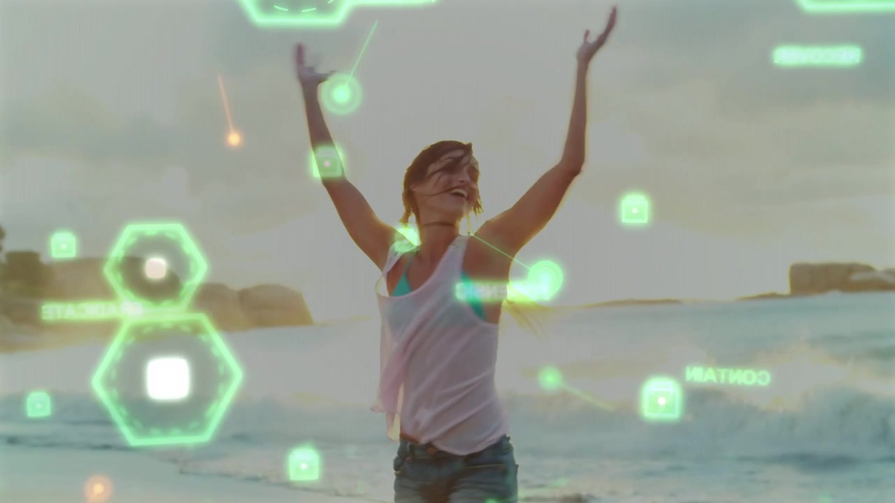 Donna che si avvicina al surf, cammina, corre, gira, festeggia mentre esagoni HUD tecnologici si sovrappongono.