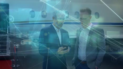 animación del procesamiento de datos sobre empresarios caucásicos que usan teléfonos inteligentes