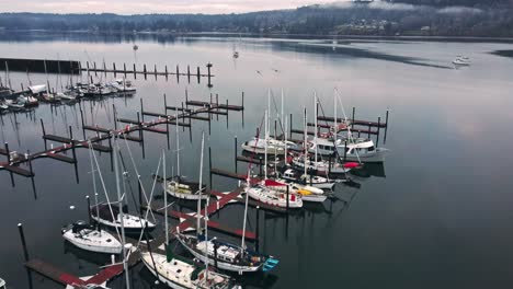 Toma-De-Un-Dron-De-Un-Puerto-Deportivo-Temprano-En-La-Mañana-Cerca-De-Seattle