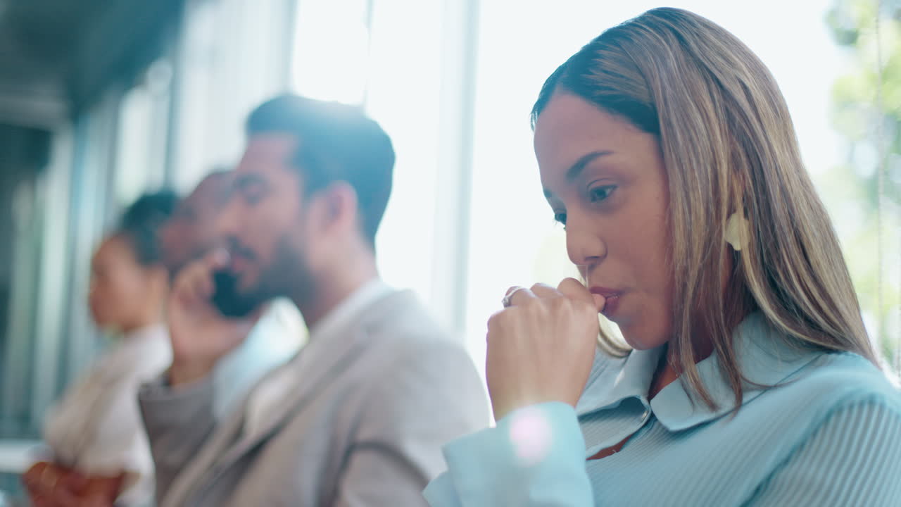 uña, mordida y mujer en la sala de espera
