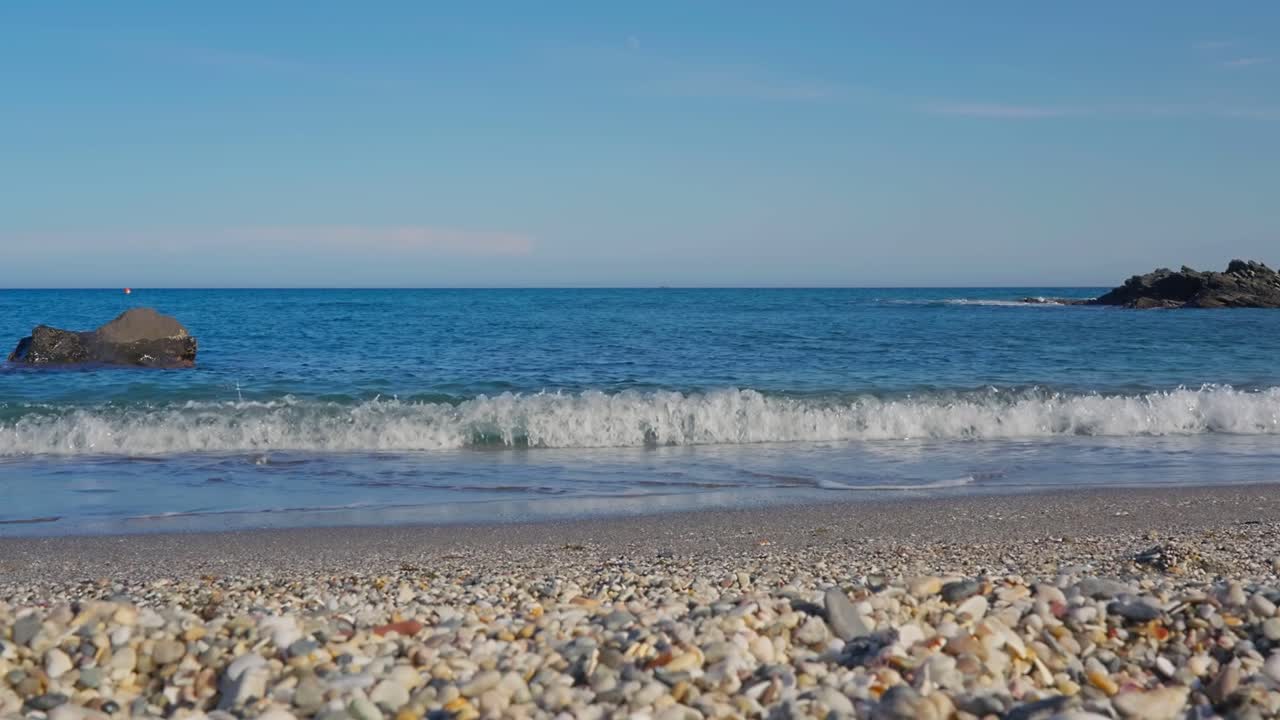 在西班牙太陽海岸米哈斯海岸的佩尼翁德爾庫拉海灘度過悠閒的一天。