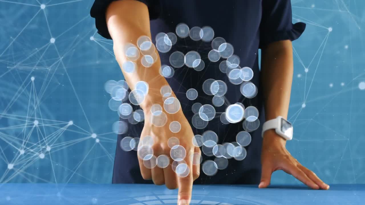 mujer de negocios usando una pantalla táctil con iconos en primer plano