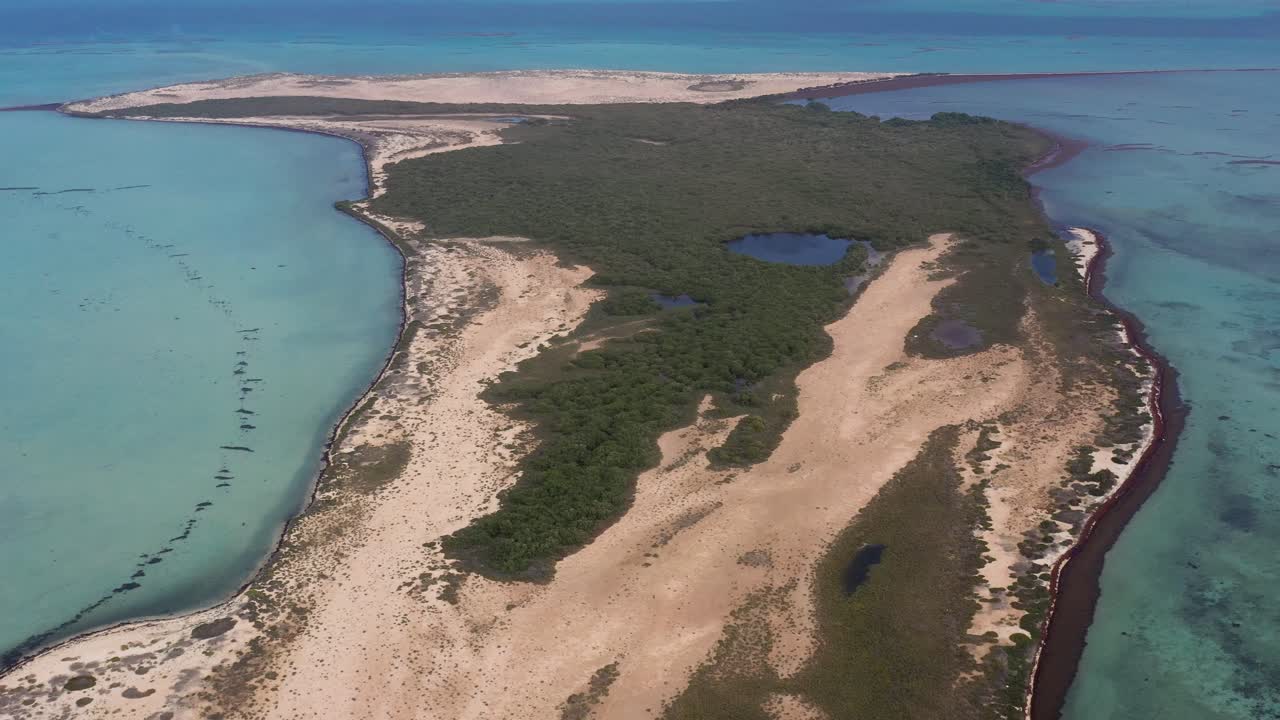 드론으로 촬영된 이 영상은 사우디 아라비아의 숨막히는 아세르 지역을 강조하며, 울창한 산, 독특한 풍경, 풍부한 문화를 특징으로합니다.