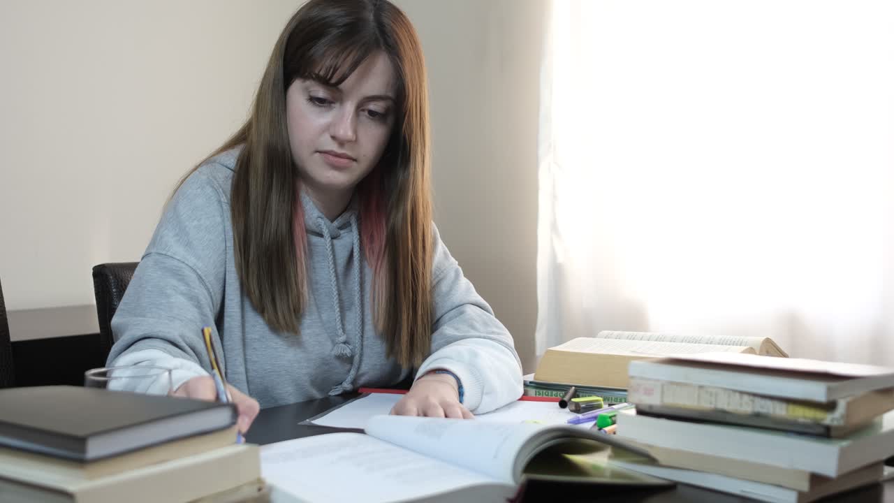 chica estudiando para el examen
