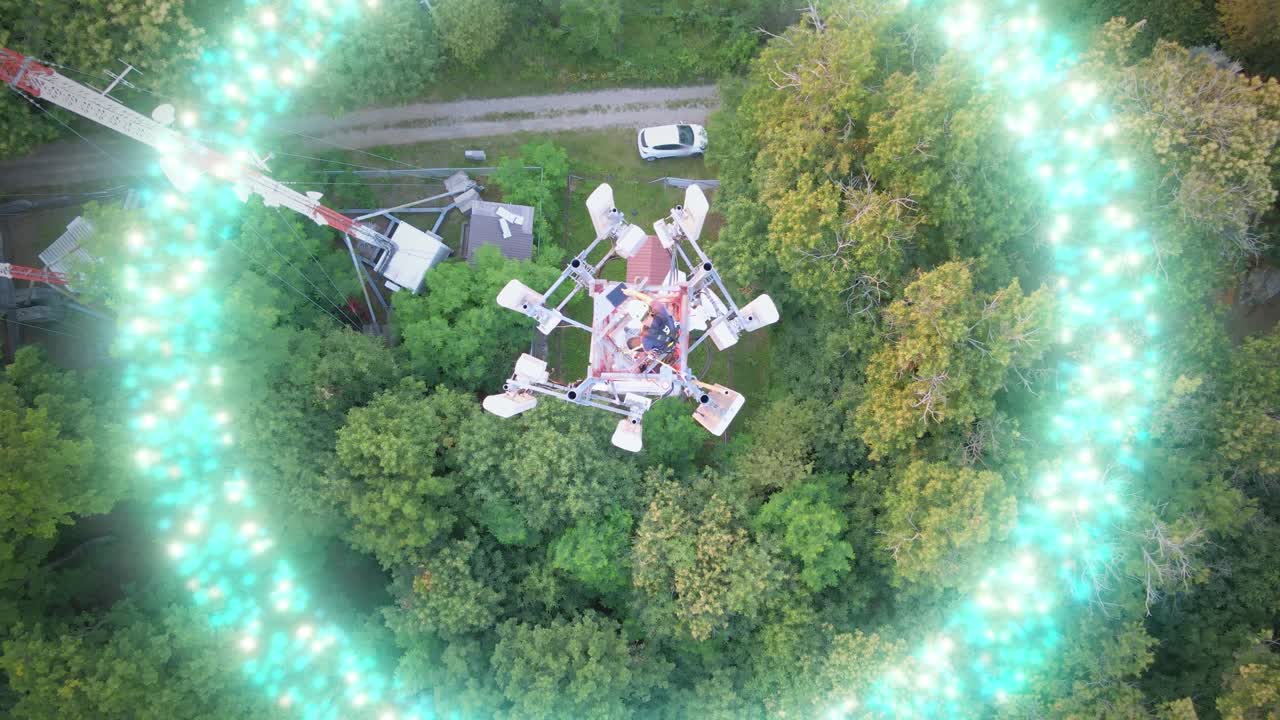 엔지니어가 5g 타워 꼭대기에 있는 안테나를 수리하고 있다.