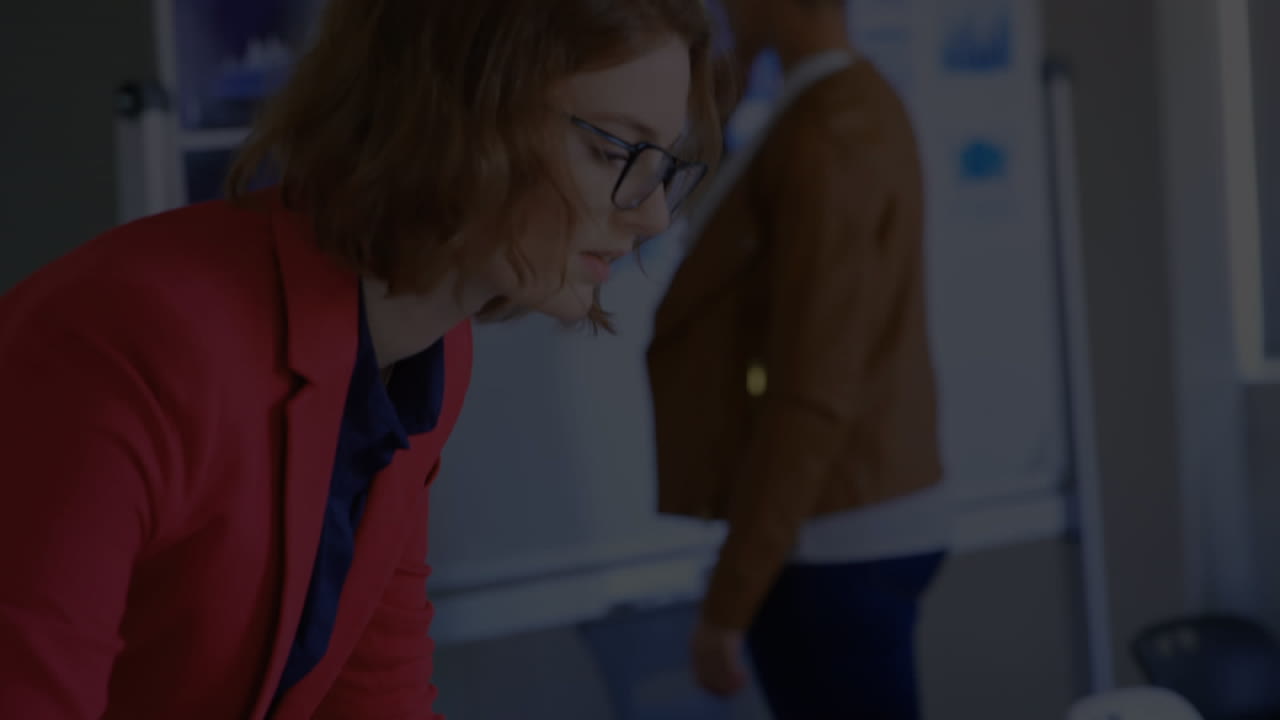 animación de una mujer de negocios caucásica usando una computadora portátil en la oficina