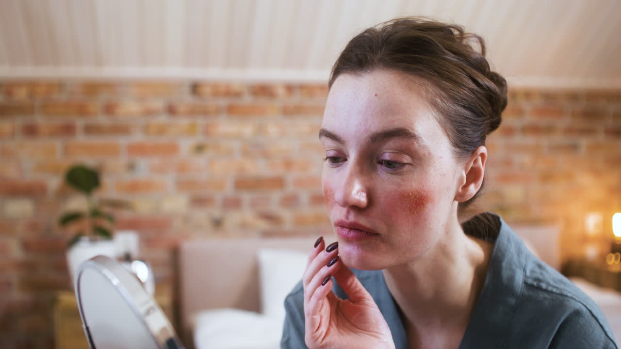 mujer en el dormitorio