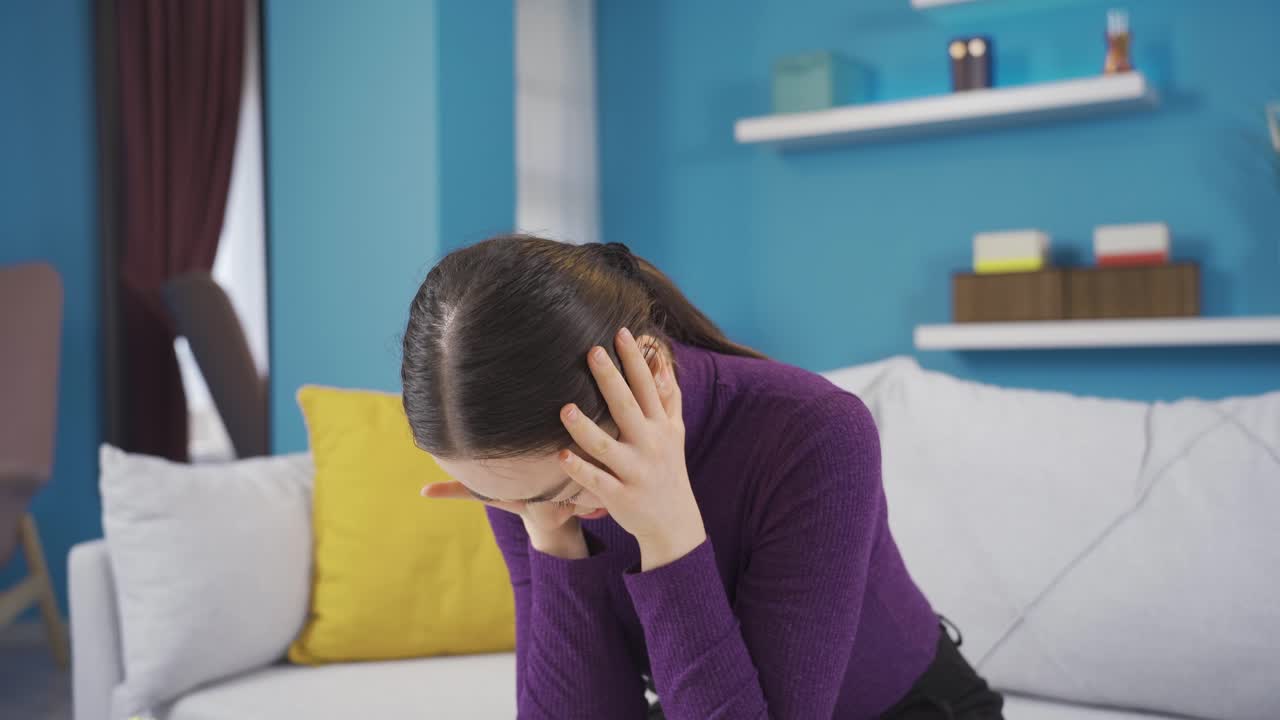 아시아 여자가 거실에서 혼자 앉아 있을 때 갑자기 미치게 됩니다.