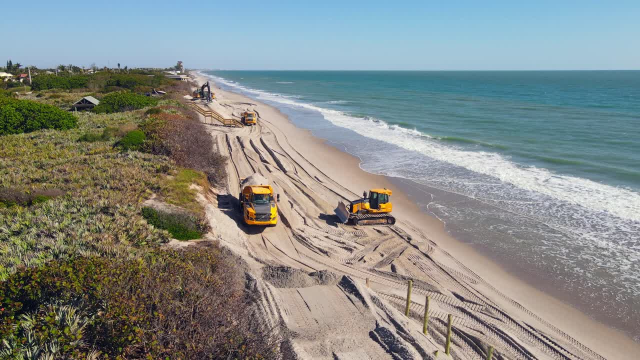 immagine aerea di 4k dei lavori di scavo sulla spiaggia