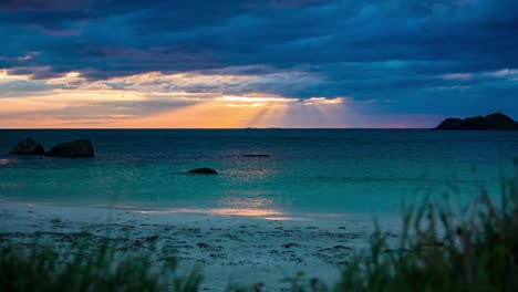 puesta de sol sobre el mar en noruega