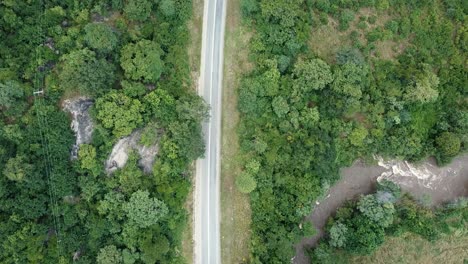 vista aérea de las llanuras verdes en las montañas y la carretera de tráfico, tanzania, áfrica