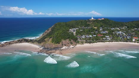 Hoteles-En-La-Playa-Y-Frente-Al-Mar-En-Wategos---Faro-De-Cape-Byron-En-Byron-Bay,-Nueva-Gales-Del-Sur,-Australia