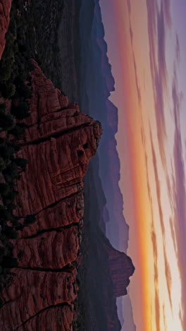puesta de sol sobre el cañón de red rock