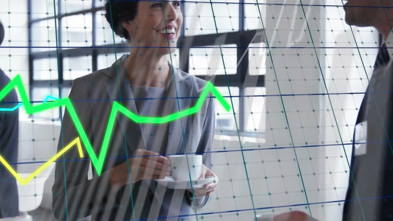 animación de gráficos sobre el patrón de cuadrícula, diversos compañeros de trabajo discutiendo durante la pausa del té en la oficina