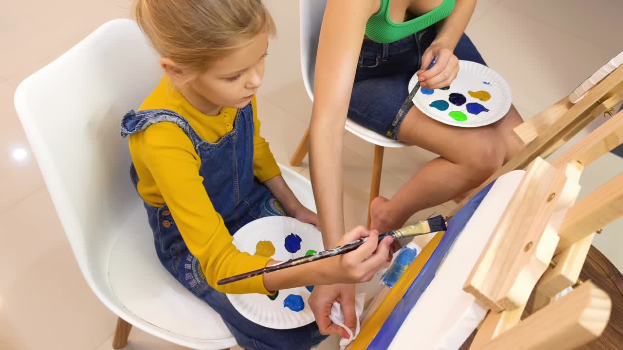 madre e hija pintando juntas
