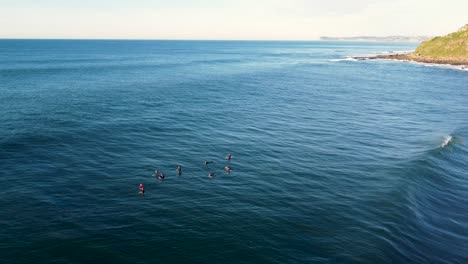 Drohnen-Szenische-Luftaufnahme-Von-Surfern,-Die-In-Einer-Reihe-Warten-Pazifik-Zentralküste-NSW-Australien-3840x2160-4k