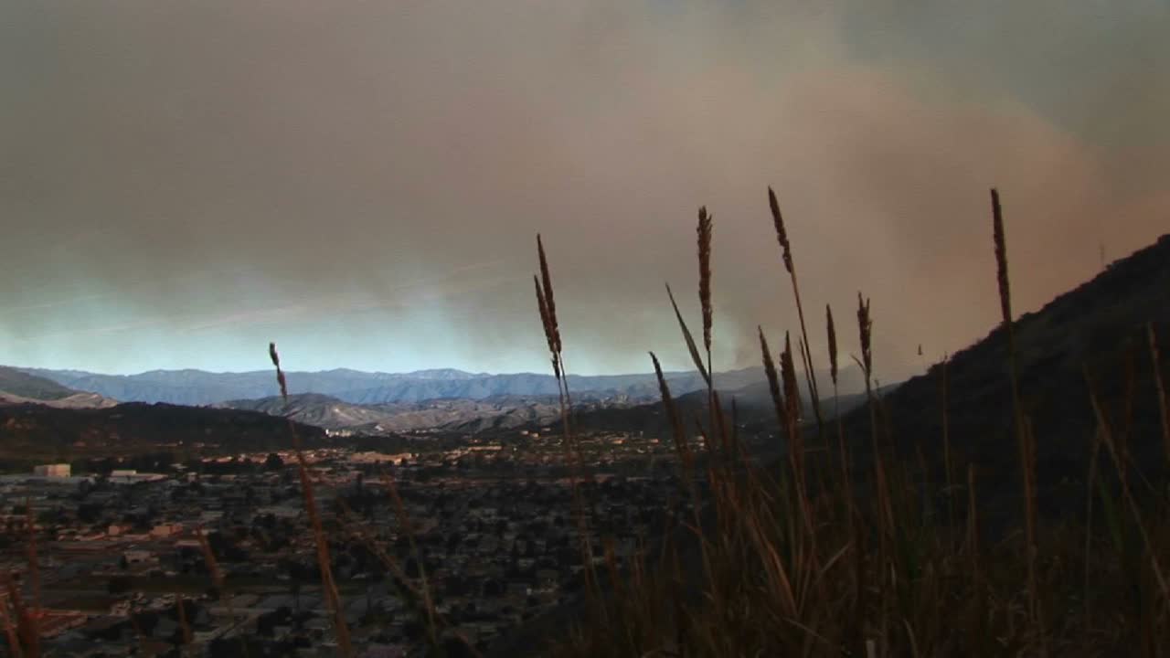 벤투라 캘리포니아를 덮고 있는 산불로 인한 연기의 긴 샷