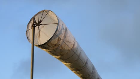 la pañuela de viento balanceándose en el viento