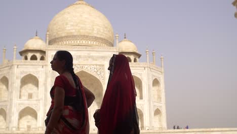 traditionell gekleidete indische dame im taj mahal