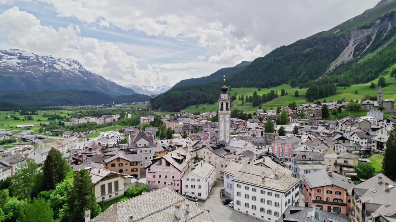 스위스 그리슨 칸톤의 말로자 지역에서 교회 종탑을 지나가는 시의 세메단 마을의 공중 사진