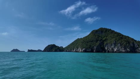 Hermosa-Captura-De-Una-Isla-Montañosa-Verde-Desde-Un-Barco-En-El-Parque-Marino-Nacional-Mu-Ko-Ang-Thong,-Tailandia