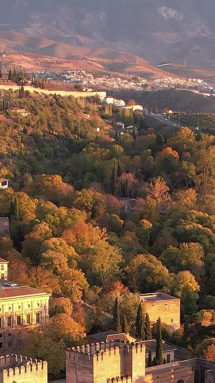 Vista de casas e jardins na encosta em Granada durante o outono