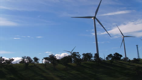 Antena-De-Un-Dron-De-Una-Granja-De-Aerogeneradores-Que-Desciende-Con-Una-Cámara-Inclinándose-Hacia-Arriba-En-Las-Zonas-Rurales-De-Australia