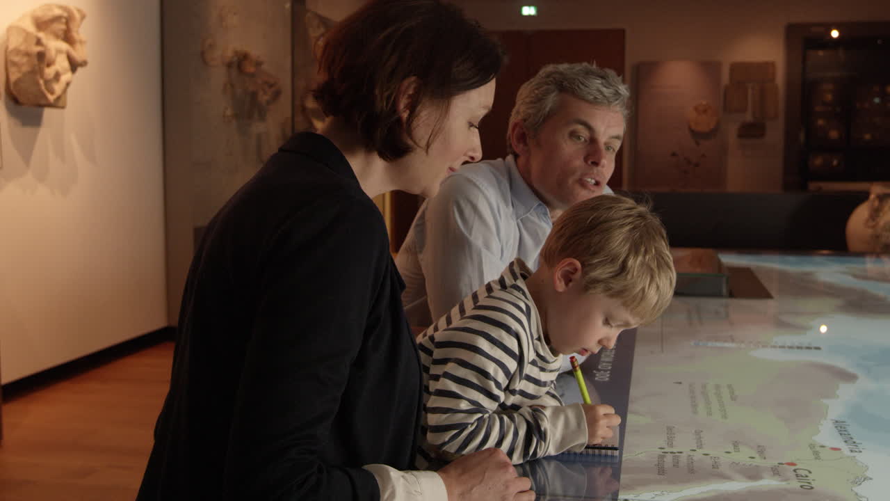 familia en un viaje al museo mirando el mapa en r3d